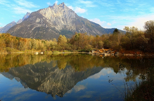 Immagine con lago, montagna, alberi, riflesso, acqua, cielo, riflessi