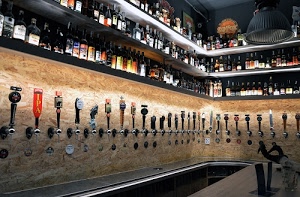 bar, bottiglie, bancone, lampada, luci, banco, scaffali, rubinetti, bicchieri, alcolici, mensole, etichette, liquori, leve, bevande, spine, distributori, birra, esposizione