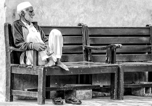 seduto, barba, panchina, uomo, legno, piedi, sandali, panchine, bianconero, bianco, arabo, scarpe, cappello, vecchio, copricapo, panche, anziano, persona, mano, scalzo, ciabatte, uno