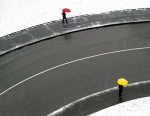 ombrelli, giallo, rosso, due, passanti, curva, strada, pioggia, neve, bianco